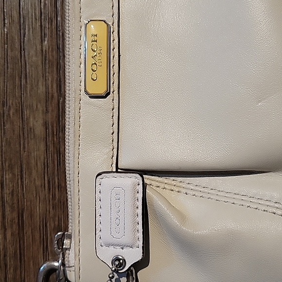 White/Beige Coach Pleated Leather Wristlet F46484 - Picture 3 of 5